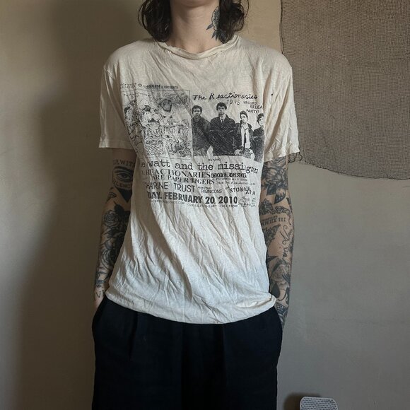 Super soft vintage t-shirt - distressed - size small - Picture 1 of 2
